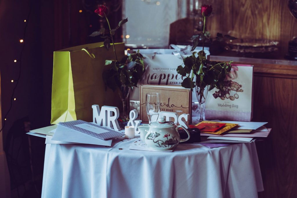 How Much Should You Spend on a Wedding Gift